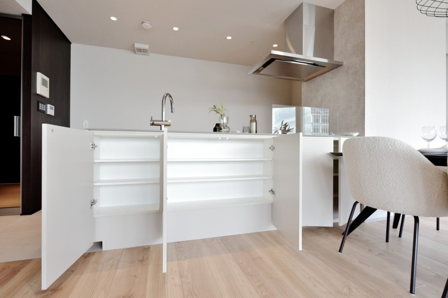 キッチンカウンター背面は収納棚になっており、お気に入りの食器やカトラリー類、調理家電なども収納できる便利なスペースです。