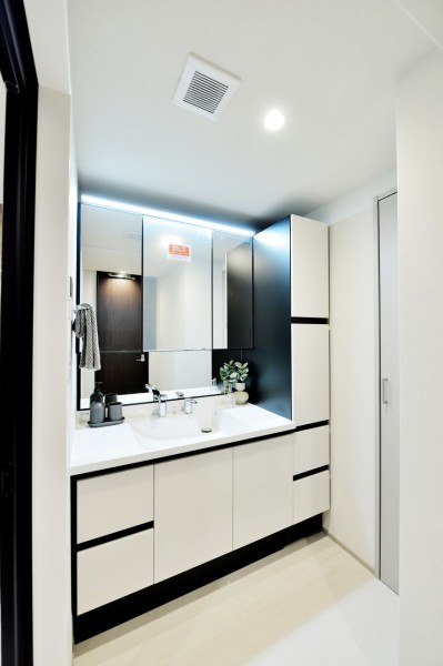 .ゆったりとしたサイドキャビネット付の洗面台です。収納がたっぷりで、小物類もしっかりと収納でき、整頓された空間を保てます。入浴後のプライベートタイムを心地よく過ごせます。