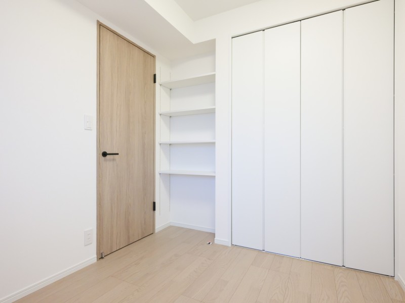 クローゼットだけでなくオープンタイプの収納棚も備え付けました。さっと取り出しやすい小物類のスタンバイ場所としてもぴったりです。