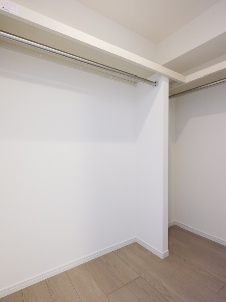 ウォークインクローゼットは衣類だけでなく、キャリーバッグやオフシーズン家電などの収納も可能です。