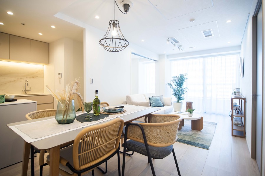 心がほっとする陽光が注がれるリビングダイニングは、開放感と安らぎを享受したのびやかな住空間です。お食事中も明るい日差しを感じながら過ごせそうです。