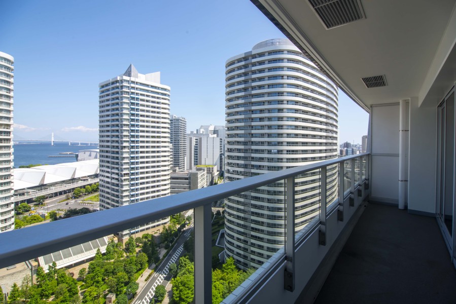 ゆったりとしたバルコニーは暮らしの中で大切な光と風を演出してくれる居心地の良い空間です。