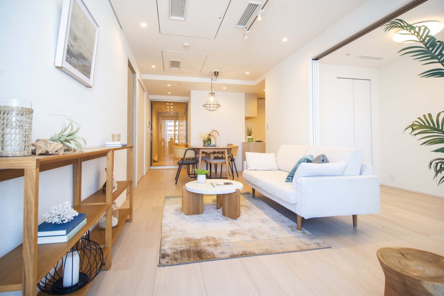 贅沢な広さのリビングダイニングキッチンではじまる余裕のある暮らし。リビングには床暖房を敷設したので、寒い季節もあたたかくお過ごしいただけます。