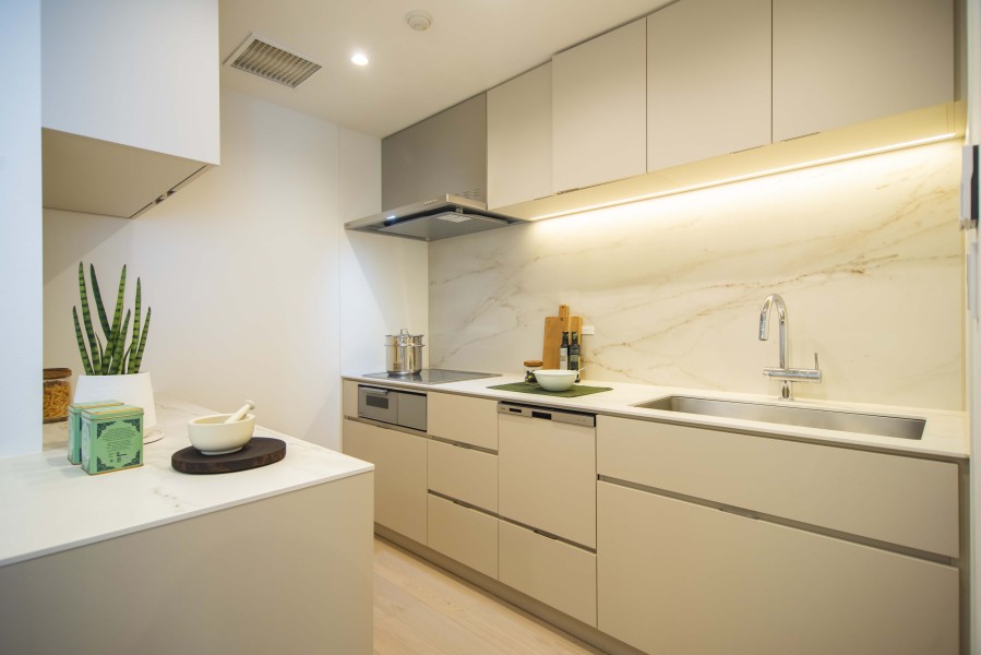 美しい面材やスタイリッシュな水栓金具を組み合わせた田中工藝製システムキッチンを新規設置しました。