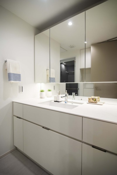 身支度の時間をも快適に彩る、美しく空間に溶け込む洗面化粧台です。洗濯機置場の上には便利な棚を備え付けました。