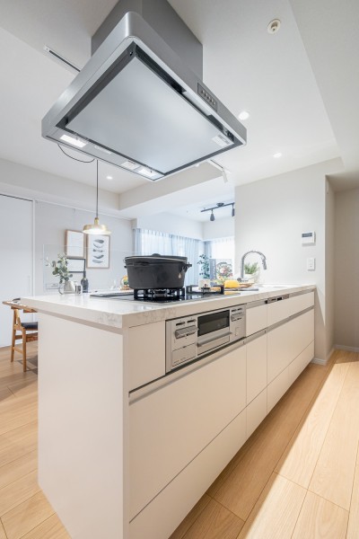 Panasonic製システムキッチンを新規設置しました。室内の色合いに調和した、デザイン性の高いキッチンです。収納も作業スペースも広いので、効率よくお料理が楽しめます。