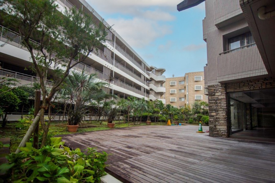 光が溢れ風が通り抜ける中庭は、プライバシーが守られ、中庭の緑が暮らしに豊かさと潤いを生み出します。