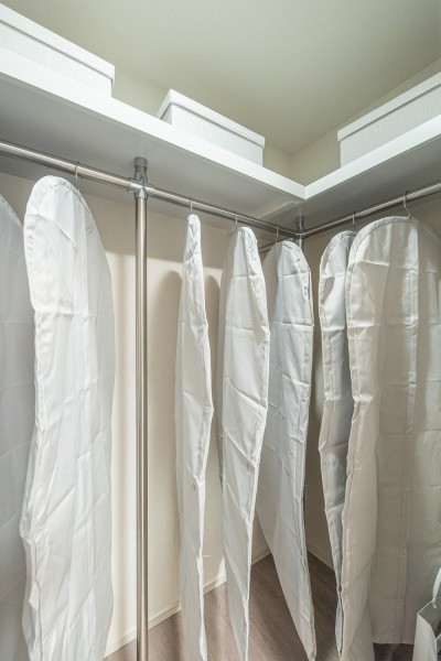 サービスルームにはウォークインクローゼットが備え付けです。衣類はもちろん、オフシーズンの家電などもたっぷり収納いただけます。