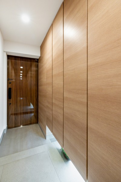 玄関には壁面に美しく溶け込むシューズボックスがあります。天井までの高さがあるので、玄関をすっきり綺麗に保てます。