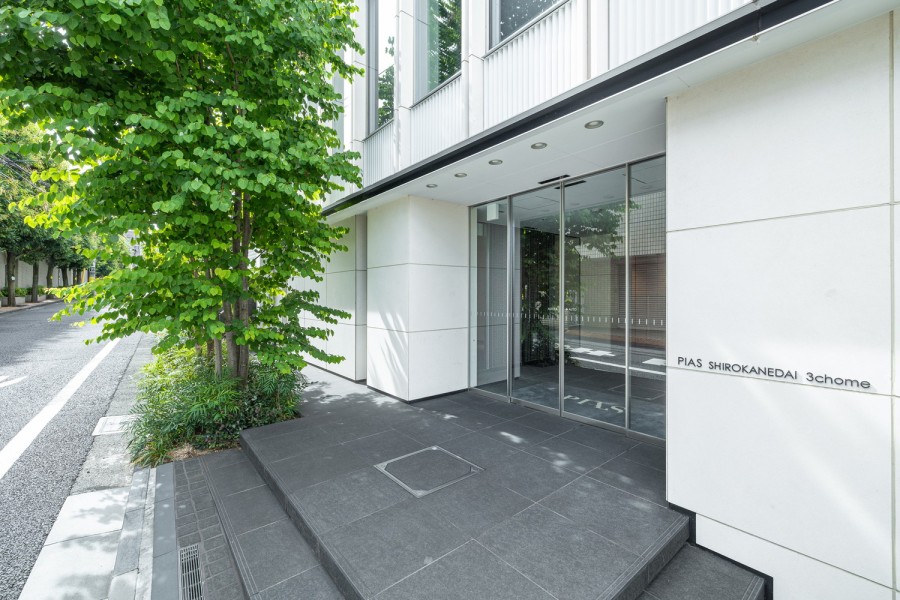 「白金台」の美意識に響き合う優雅なエントランスが出迎えます。スタイリッシュの中に緑の癒しもある共用部です。