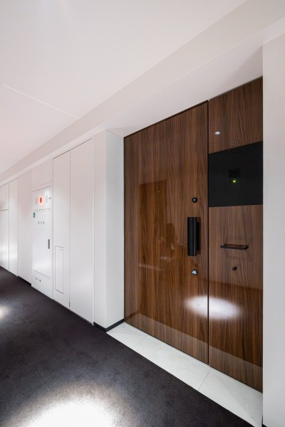 エレベーターを降りてお部屋へと続く廊下は、ホテルライクな内廊下設計です。外気の影響を受けにくく、プライバシーも守られやすいです。