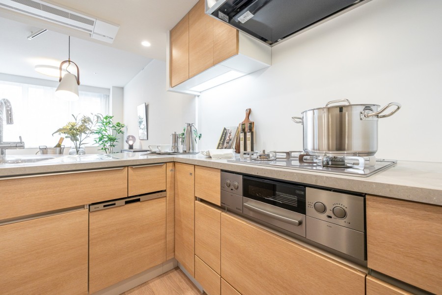 開放的なオープンキッチンは、快適な家事動線を実現したL字型設計です。ゆとりある作業スペースや収納豊富な点も魅力です。