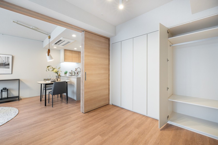 リビング横の洋室はバルコニーに面するお部屋なので開放感があります。やすらぎとあたたかみを感じられる木の持つ魅力で自然体に過ごせる空間です。