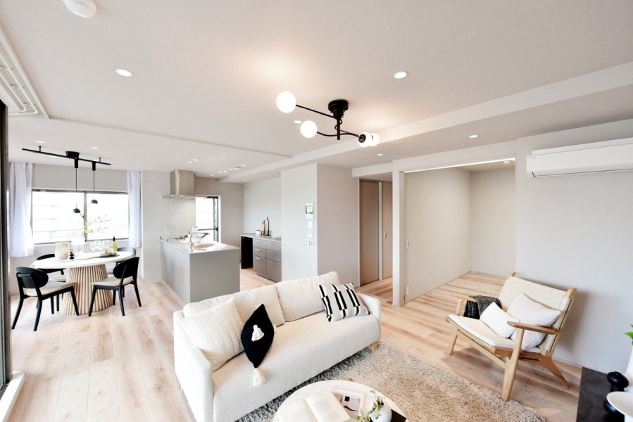 南東角住戸、二面採光で明るく開放感あふれるLDK床暖房完備で冬は足元からぽかぽかです。