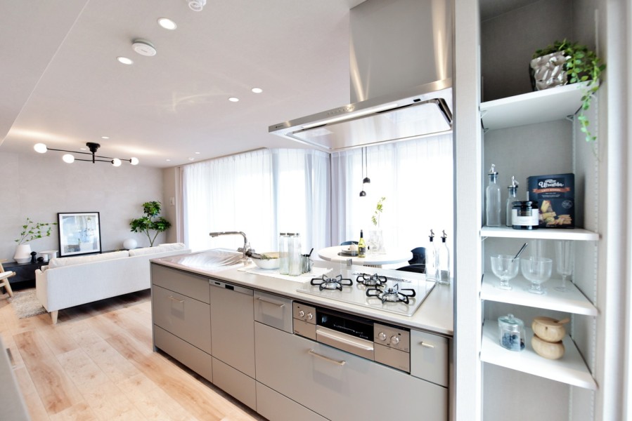 キッチンはTOCLAS製を採用しました。人造大理石トップで汚れや傷に強く、毎日の家事も気兼ねなく行えます。食器洗い乾燥機完備、家事の時短におお役立てください