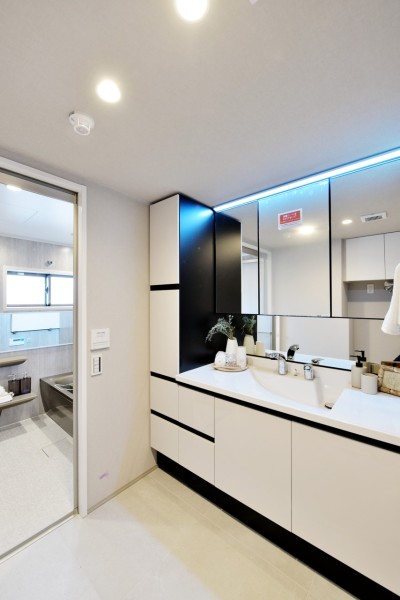 入浴後のプライベートタイムや朝の慌ただしい準備の時間も快適に過ごせるパウダールームです。サイドキャビネット付ですので、小物類やリネン類もたっぷり収納できます。