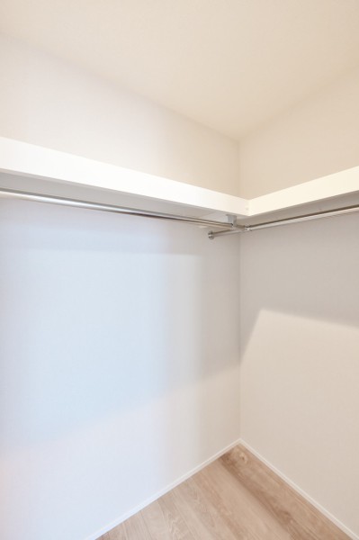 洋室1にはハンガーパイプに枕棚を設置した、ウォークインクローゼットがあります。かさばりがちなアウターや、小物類、アウトドア用品などの収納にも便利です。