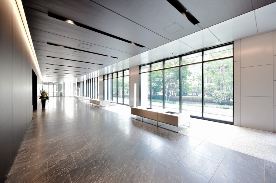 エントランスから足を踏み入れると高級感あふれるグランドロビーが家族やゲストを迎え入れてくれます。眼前に広がるビスタガーデンには四季折々の植物が美しく手入れされています。高層階専用エレベーターがあり待ち時間も少なく済みます。