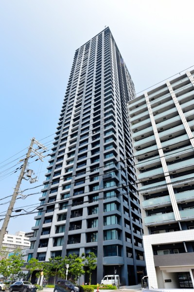 平成28年建築、44階建て免震構造タワーレジデンスです。まだまだ発展し続ける梅田エリアにスタイリッシュにそびえ立ちます。最寄り駅は中崎町ですが、阪急梅田駅やJR大阪駅などが徒歩圏内です。