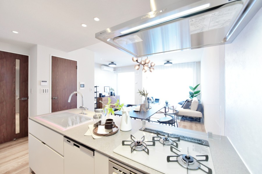 田中工藝製のオリジナルシステムキッチン新規交換しました。ディスポーザーに食器洗い機も完備で、家事の時短にも役立ちます。グレーベージュの優しい色合いが室内の雰囲気とマッチしています。