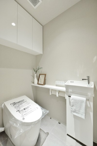 TOTO製ウォシュレット付きタンクレストイレ新規交換済みです。手洗いカウンターを設置していますので、家族もゲストも清潔に使用できます。明るく清潔感ある空間です。