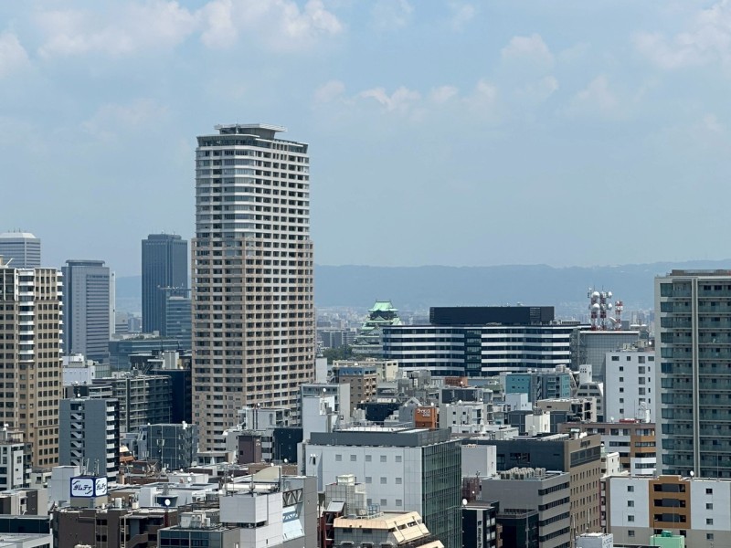 大阪城を望む眺望あり！リビングダイニングのコーナーガラスからは大阪城を望むパノラマビューを楽しむことができます。進化を続ける大阪市内のシティービューをお楽しみいただけます。