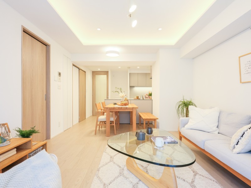 南向きのリビングダイニングは明るく、心地よい時間が流れる居住空間です。木のぬくもりが感じられるナチュラルカラーの内装は、どんなインテリアにもなじみやすい柔軟性の高さも魅力です。