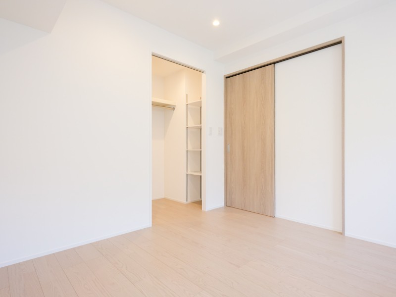 洋室1にはウォークインクローゼットが備わっているため、衣類やオフシーズン家電をたっぷりと収納可能。居住スペースを広々お使いただけます。