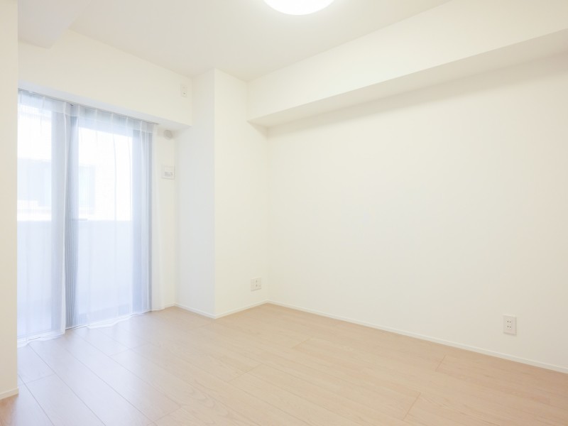 約5.8帖の洋室2は他のお部屋同様にバルコニーに面した明るいお部屋です。リビングから離れたお部屋の為、プライベート性の高い空間です。