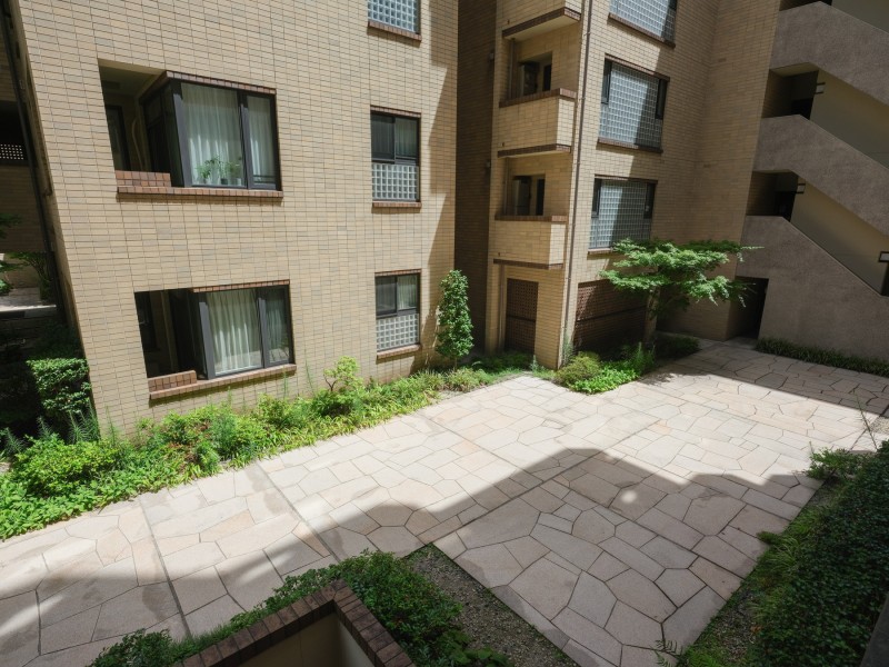 洋室2側バルコニーからの広大な敷地を誇る本マンション内の中庭を臨む、心安らぐ眺めです。