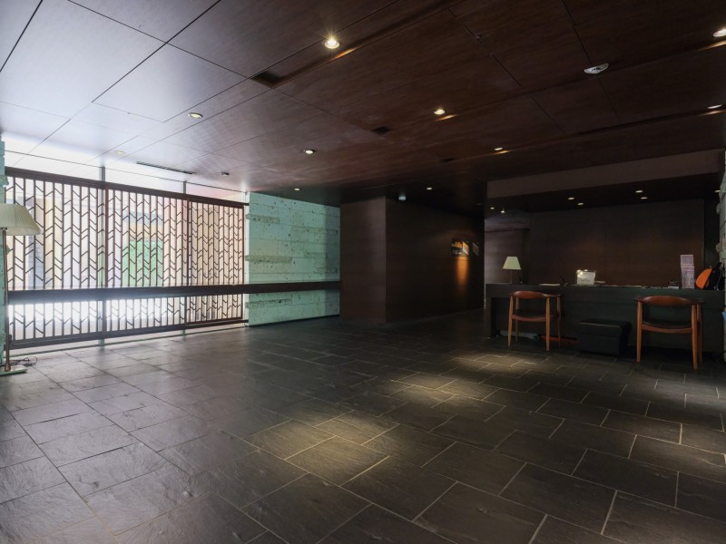 リゾートホテルにいるかのような高級感が感じられるエントランスホールです。リュクスな空間に落ち着いた時間が流れ、奥にはコンシェルジュカウンターがございます。