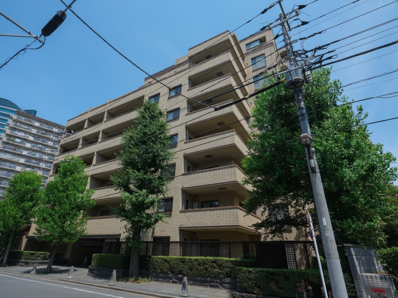 2008年グッドデザイン賞受賞、多彩な表情をみせる外観が印象的なアトラス江戸川アパートメント。6,864.96m²もの広大な敷地を有する、総戸数232戸の大規模コミュニティマンションです。