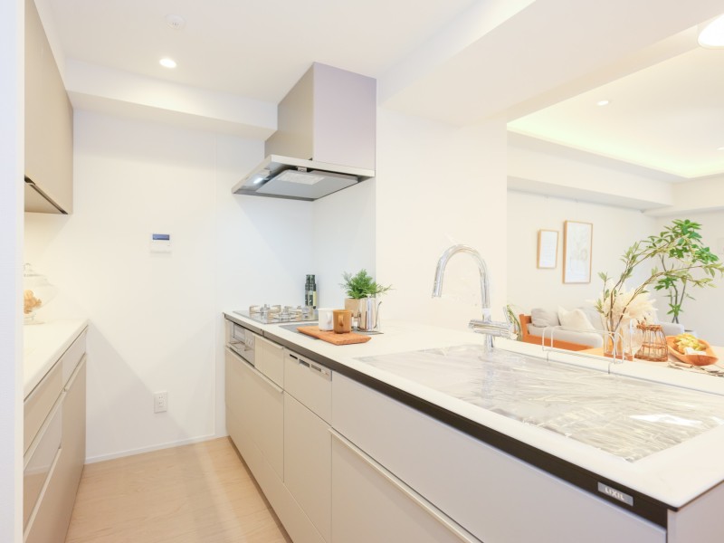 お部屋の色あいにすっと馴染む、カウンターシステムキッチンです。作業スペースにはゆとりがあり、動線もしっかりと確保。家事時短に便利な食洗器を搭載しています。