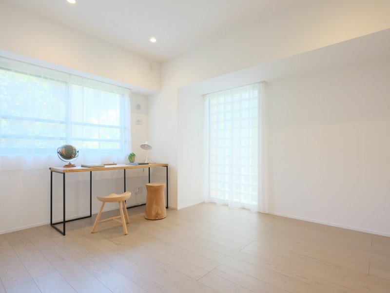 約7.4帖の洋室1は二面採光の窓からたっぷりの陽光が降り注ぎ、伸びやかな時間が流れるお部屋です。作業スペースとしてはもちろん、主寝室にもおすすめです。