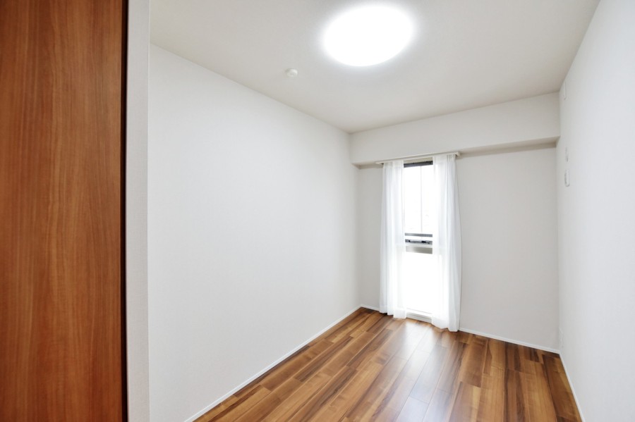 洋室３（約5.0帖）はリビングに近く、家族の気配を感じながらも自分の時間を大切に過ごせるプライベートスペースです。凹凸なく、家具の配置もしやすいお部屋です。