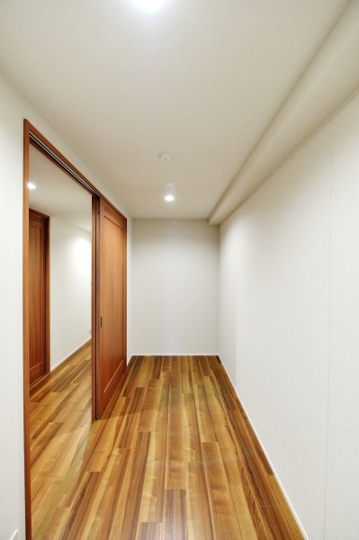 約4.0帖のサービスルーム（納戸）が設置されており、季節ものの家電やアウトドア用品、ゴルフバッグなど様々な物を収納できる便利なスペースです。防災用品なども保管しやすいですね。