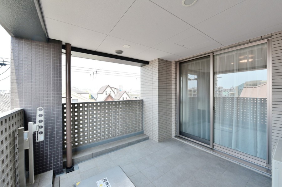 南側のコーナーテラスは屋根がありますので、雨の日もお洗濯物が干しやすくなっています。優しい光と心地よい風を感じながら伸びをしたくなるような空間です。