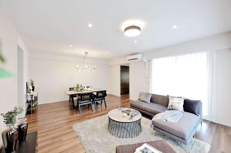 約20帖のリビングダイニングは最上階のため、他の階より天井が高く造られています。実際の広さより、より広く感じられ、開放感のある住まいとなっております。