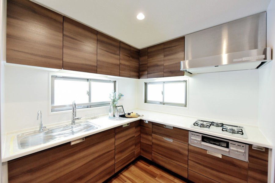 独立タイプのキッチンは約5.5帖の広さがあり、収納もたっぷり設置されています。窓もあり、明るい空間で家事ができます。ガラストップコンロ、ディスポーザー新規交換済みです。