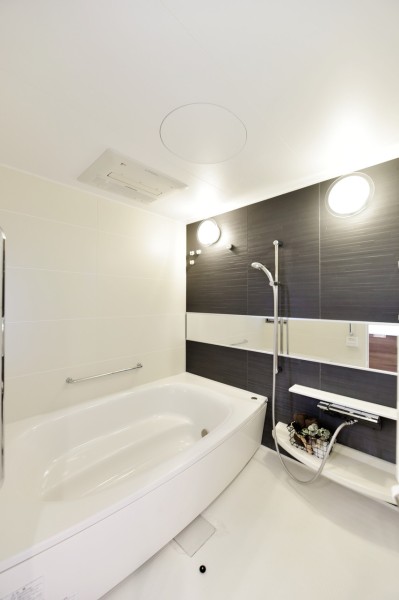 浴室はゆったりとした1822サイズです。お子様とのバスタイム、一人でゆったり入る癒しの入浴時間も贅沢にかなえてくれるバスルームです。浴室乾燥機新規交換済です。