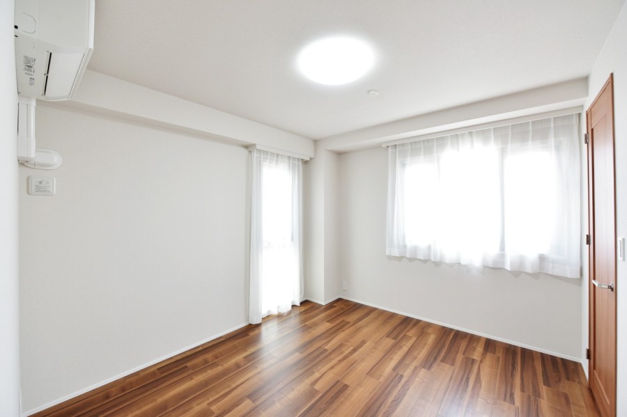 ２面採光で優しいが入る洋室1（約7.4帖）はリビングから離れて静かに心と体を休めることができる空間です。ウォークインクローゼットがあり、お部屋の広さを有効に使えます。