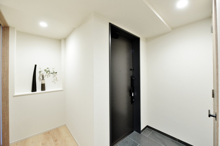 玄関は温かく明るくお客様やゲストを迎えるシンプルな空間です。いつもきれいですっきりとした空間を保てるように大型シューズインクローゼットを設置しています。