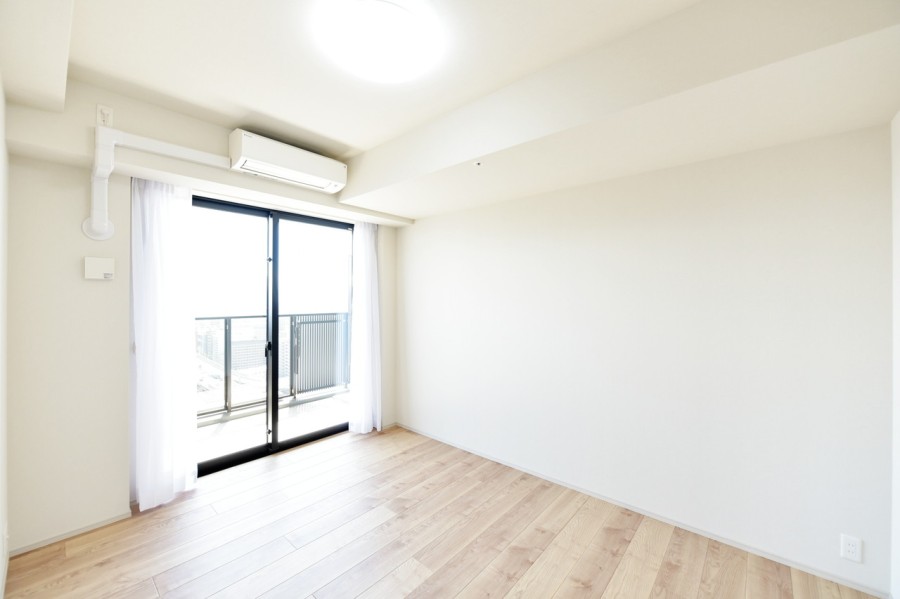 洋室1（約7.0帖）は凹凸もなく、家具の配置がしやすいお部屋です。東向きのバルコニーに面し、優しい朝日が入りますので快適な朝の目覚めを迎えることができます。