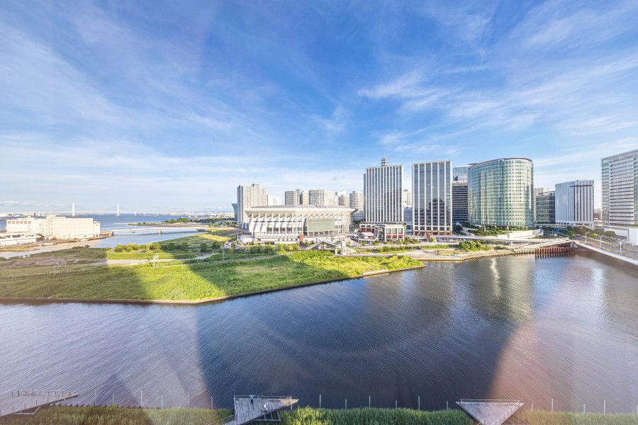 ベイブリッジを望む開放感とゆとりを宿すタワーレジデンス。飽きのこない窓辺からの光景を愉しむことができます。