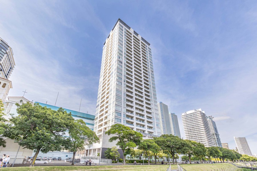 ビッグターミナル「横浜」駅徒歩8分。公園に隣接しており、利便性と豊かな自然環境を兼ね備えたタワーレジデンスです。