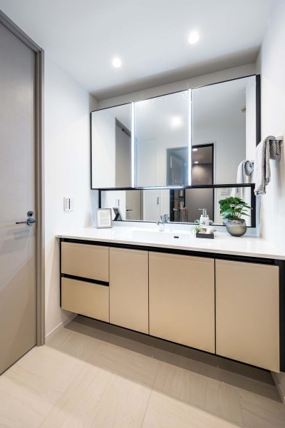 LIXIL製洗面化粧台を新規設置。洗濯機置き場の上には、洗剤やタオルなどの置場に便利な吊戸棚を備え付けています。