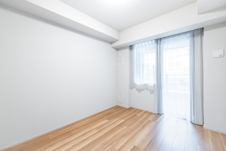 バルコニーに面した約6.0帖の洋室1です。伸びやかな時間が流れ、主寝室にもおすすめの空間です。