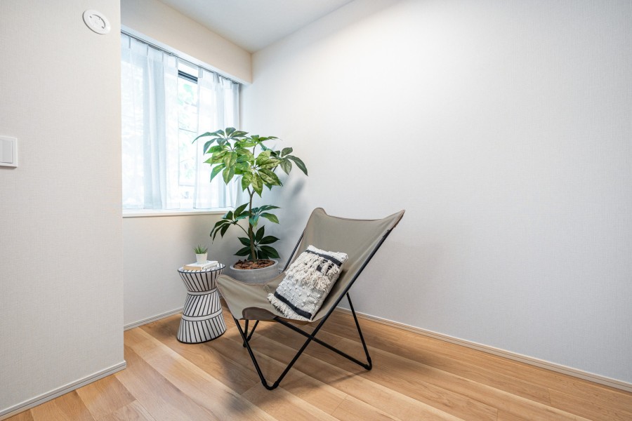 リビングと引き戸で隣接する洋室2は、扉の開閉でフレキシブルにお使いいただけます。テレワークや読書など、落ち着いた時間を過ごすのにもぴったりなお部屋です。