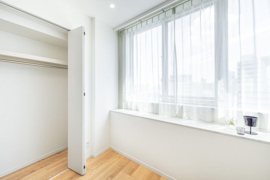 洋室2にはクローゼットが備わっています。窓のカウンターにはお気に入りの写真やインテリアアイテムを並べて、お好みの空間作りがお楽しみいただけます。