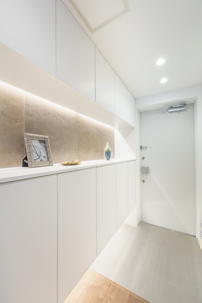 住まいの顔となる玄関は、格調高さを醸しだす石調デザインとホワイトのコントラストが際立つ空間です。カウンタートップを間接照明が照らし、ハイグレードな住まいを予感させてくれる仕上がりです。